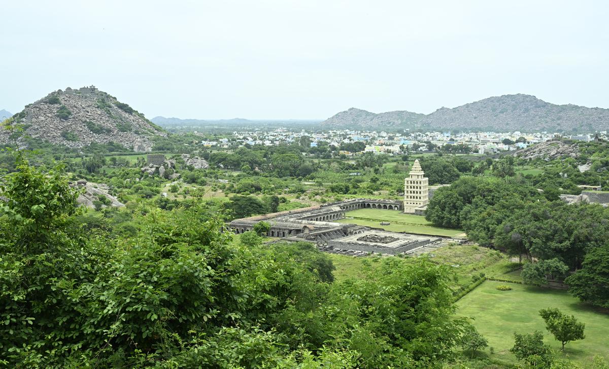 गिंग किले का एक हवाई दृश्य। गिंग किले का एक हवाई दृश्य।